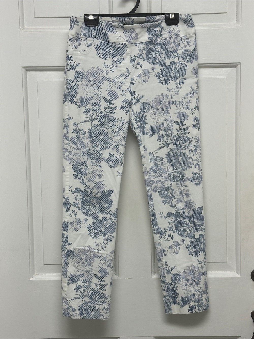 Beautiful Elliott Lauren navy and white floral print cropped pants!